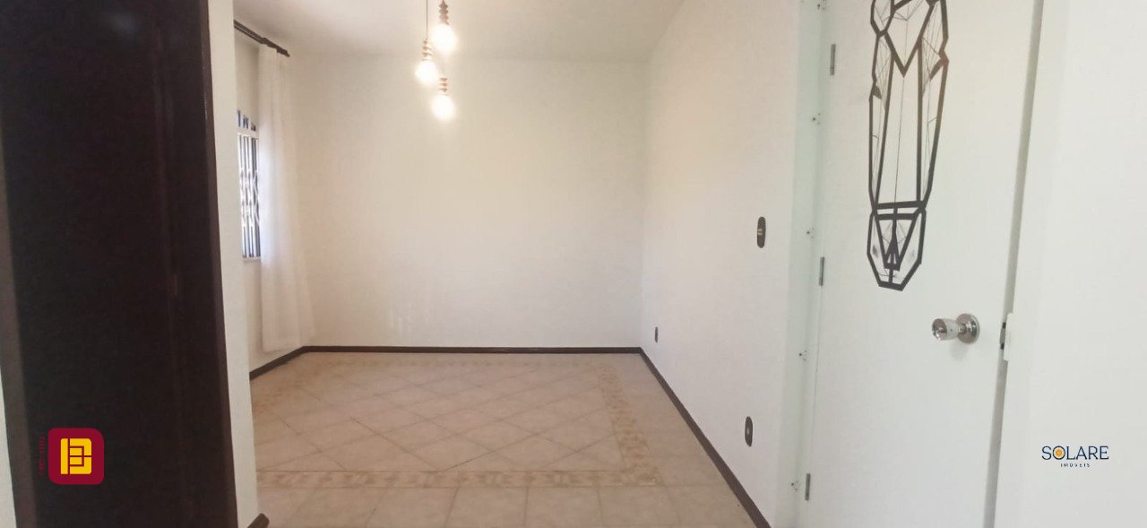 Casa com 170m², 6 quartos (sendo 2 suítes), 3 garagens, no bairro Pantanal em Florianópolis