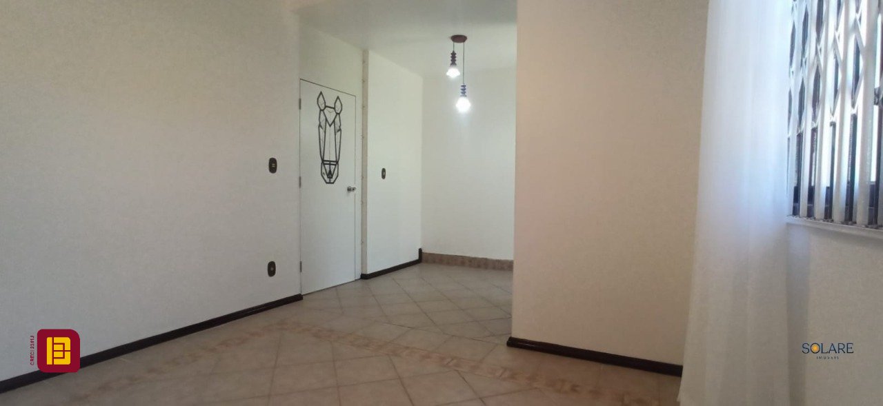 Casa com 170m², 6 quartos (sendo 2 suítes), 3 garagens, no bairro Pantanal em Florianópolis