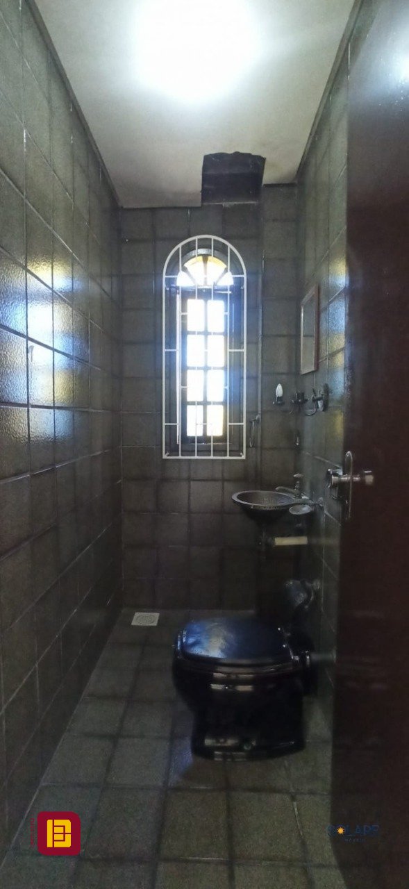 Casa com 170m², 6 quartos (sendo 2 suítes), 3 garagens, no bairro Pantanal em Florianópolis