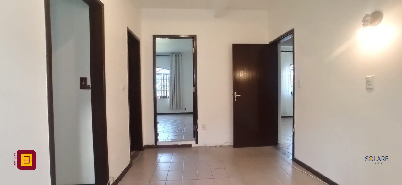 Casa com 170m², 6 quartos (sendo 2 suítes), 3 garagens, no bairro Pantanal em Florianópolis