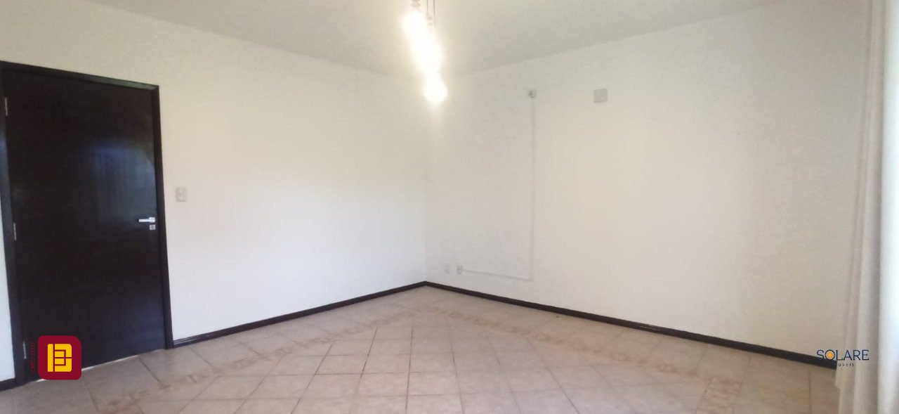 Casa com 170m², 6 quartos (sendo 2 suítes), 3 garagens, no bairro Pantanal em Florianópolis