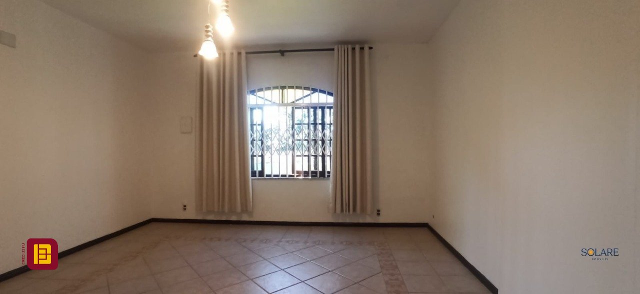 Casa com 170m², 6 quartos (sendo 2 suítes), 3 garagens, no bairro Pantanal em Florianópolis