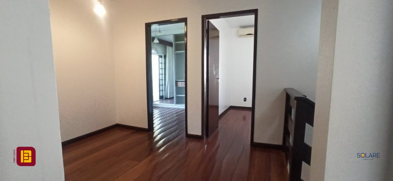 Casa com 170m², 6 quartos (sendo 2 suítes), 3 garagens, no bairro Pantanal em Florianópolis