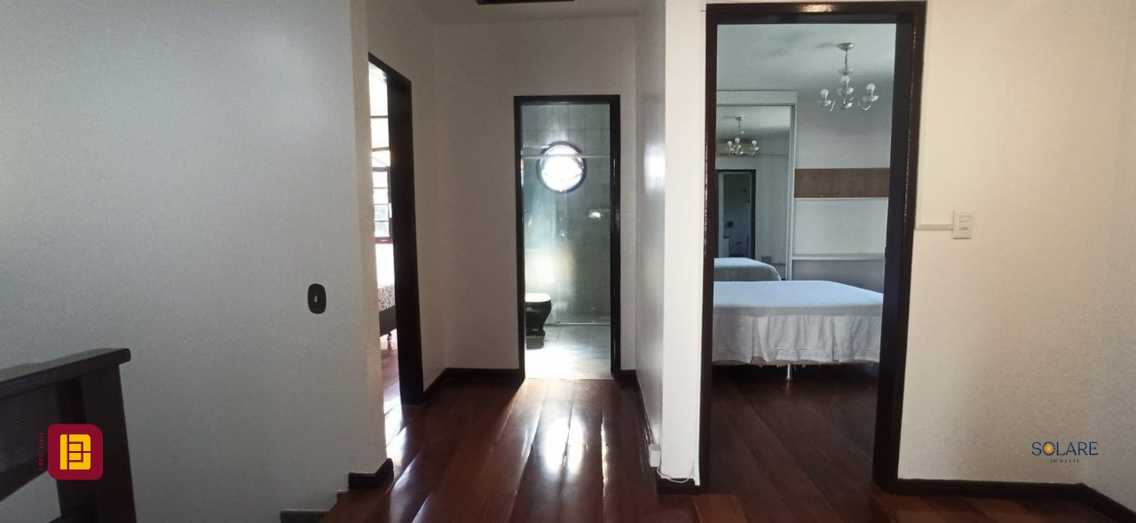 Casa com 170m², 6 quartos (sendo 2 suítes), 3 garagens, no bairro Pantanal em Florianópolis