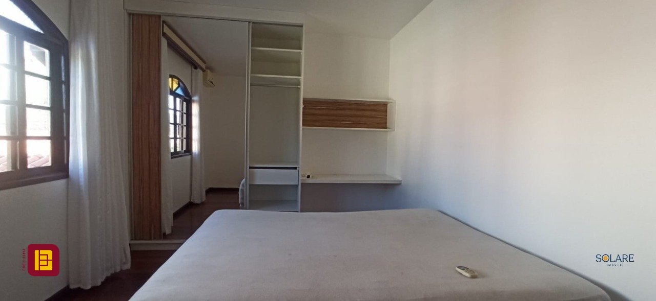 Casa com 170m², 6 quartos (sendo 2 suítes), 3 garagens, no bairro Pantanal em Florianópolis