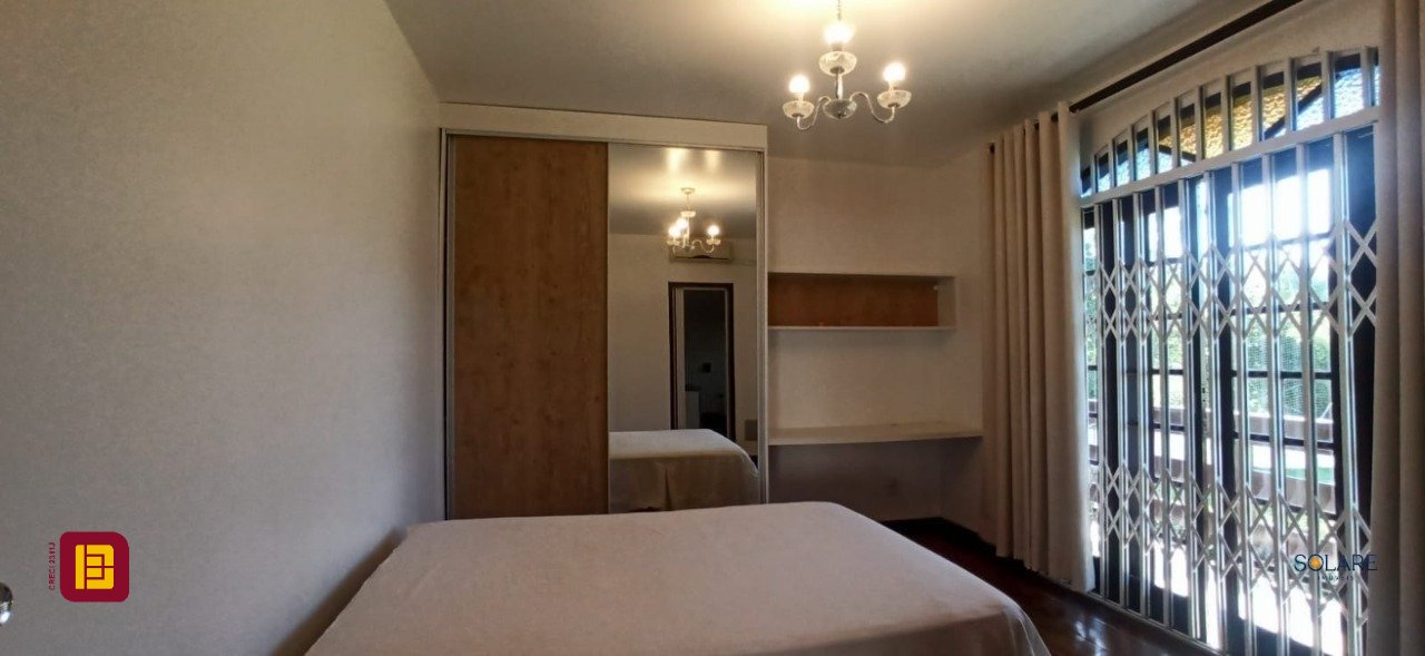 Casa com 170m², 6 quartos (sendo 2 suítes), 3 garagens, no bairro Pantanal em Florianópolis