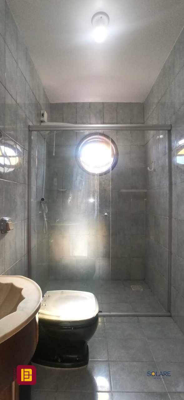 Casa com 170m², 6 quartos (sendo 2 suítes), 3 garagens, no bairro Pantanal em Florianópolis
