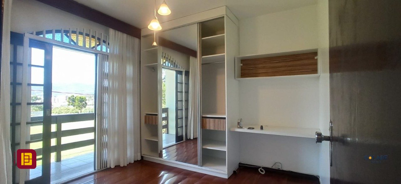 Casa com 170m², 6 quartos (sendo 2 suítes), 3 garagens, no bairro Pantanal em Florianópolis