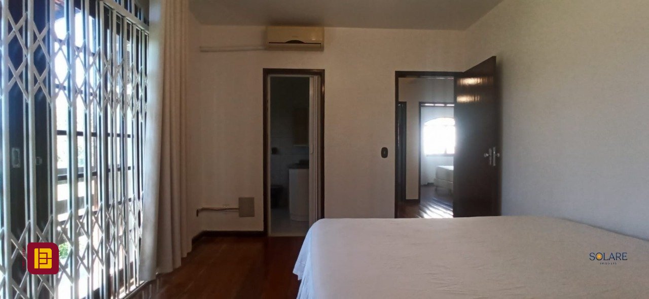 Casa com 170m², 6 quartos (sendo 2 suítes), 3 garagens, no bairro Pantanal em Florianópolis