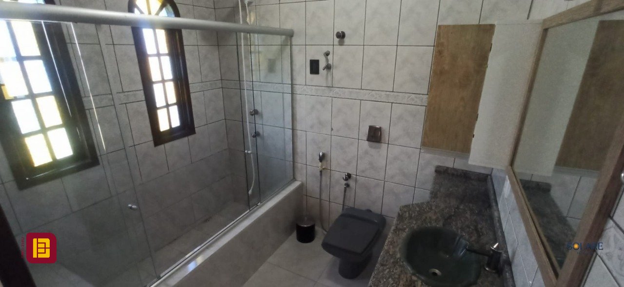 Casa com 170m², 6 quartos (sendo 2 suítes), 3 garagens, no bairro Pantanal em Florianópolis