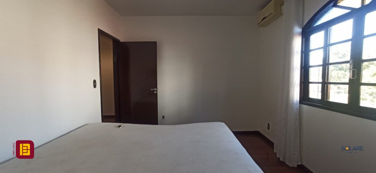 Casa com 170m², 6 quartos (sendo 2 suítes), 3 garagens, no bairro Pantanal em Florianópolis