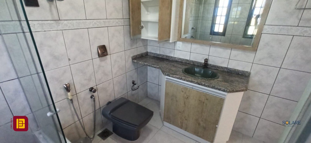 Casa com 170m², 6 quartos (sendo 2 suítes), 3 garagens, no bairro Pantanal em Florianópolis