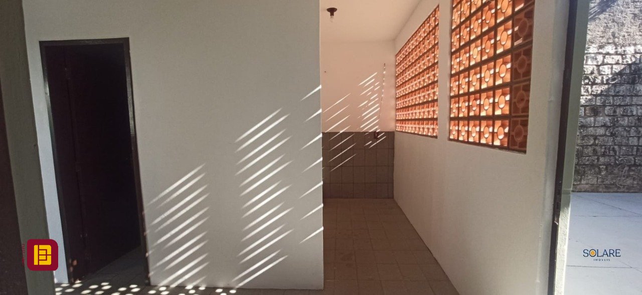 Casa com 170m², 6 quartos (sendo 2 suítes), 3 garagens, no bairro Pantanal em Florianópolis