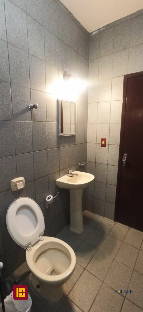 Casa com 170m², 6 quartos (sendo 2 suítes), 3 garagens, no bairro Pantanal em Florianópolis