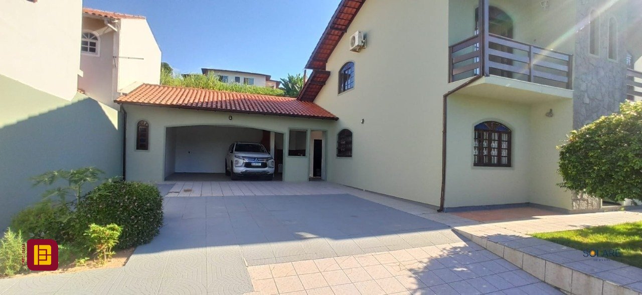 Casa com 170m², 6 quartos (sendo 2 suítes), 3 garagens, no bairro Pantanal em Florianópolis