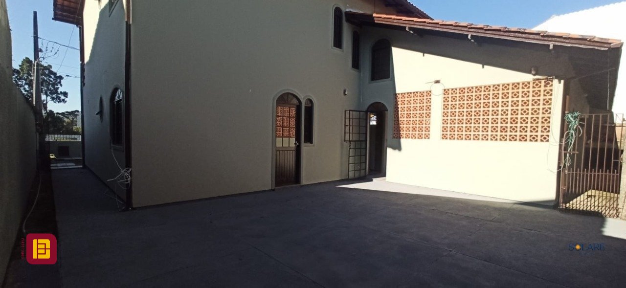 Casa com 170m², 6 quartos (sendo 2 suítes), 3 garagens, no bairro Pantanal em Florianópolis