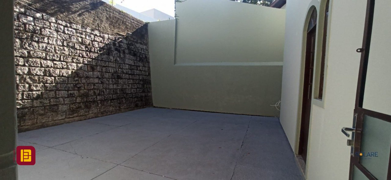 Casa com 170m², 6 quartos (sendo 2 suítes), 3 garagens, no bairro Pantanal em Florianópolis