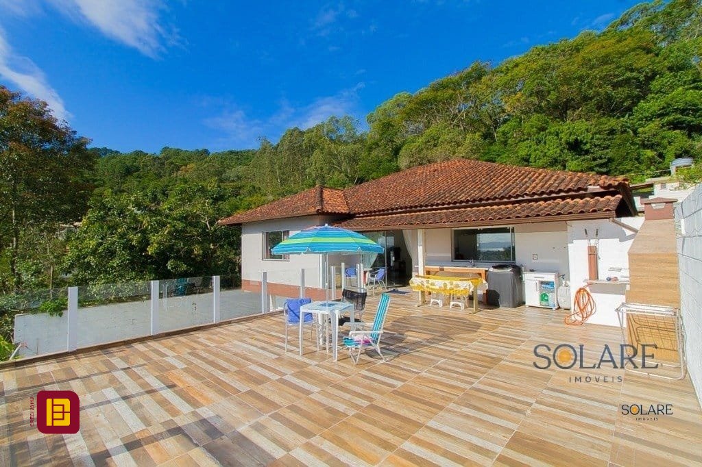 Hotel com 376m², 10 quartos (sendo 3 suítes), no bairro Córrego Grande em Florianópolis
