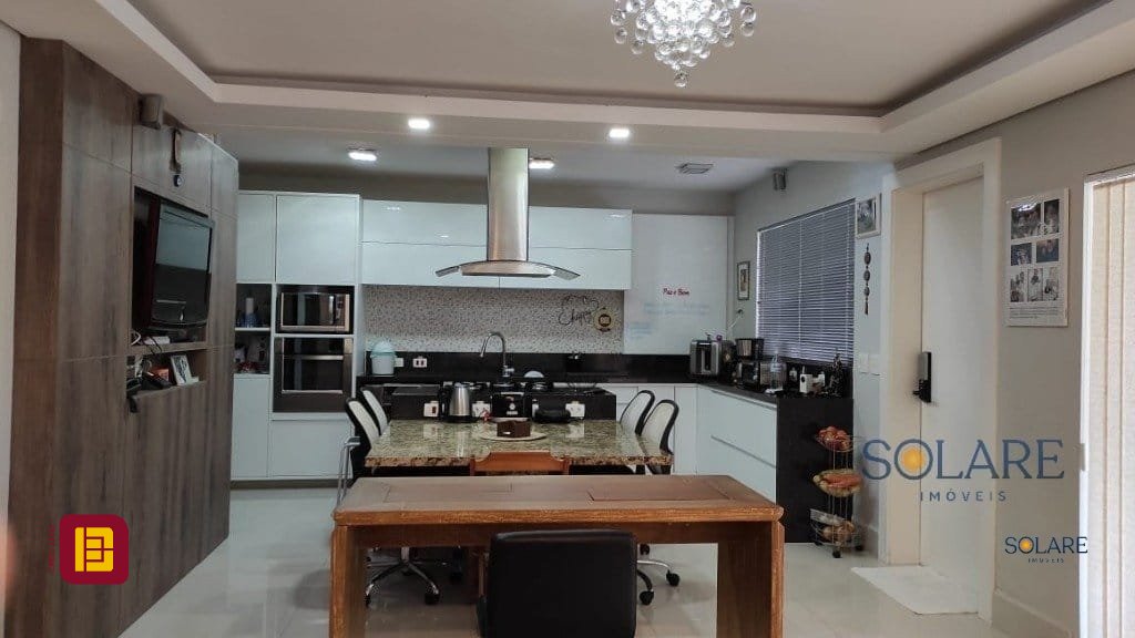 Casa de Condomínio com 542m², 9 quartos (sendo 3 suítes), 4 garagens, no bairro Cacupé em Florianópolis