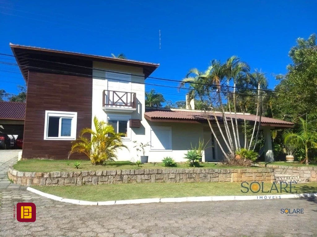 Casa de Condomínio com 542m², 9 quartos (sendo 3 suítes), 4 garagens, no bairro Cacupé em Florianópolis