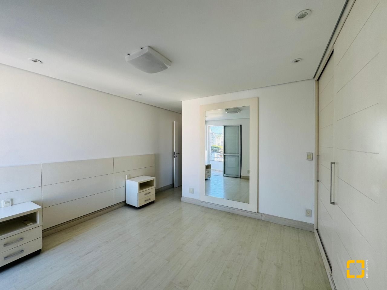 Apartamento com 119m², 4 quartos (sendo 1 suíte), 1 garagem, no bairro Centro em Florianópolis