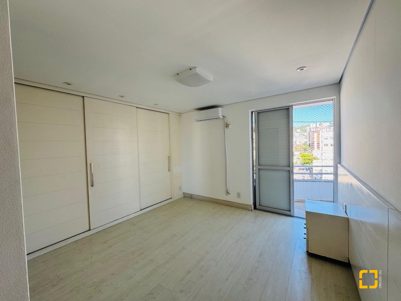 Apartamento com 119m², 4 quartos (sendo 1 suíte), 1 garagem, no bairro Centro em Florianópolis