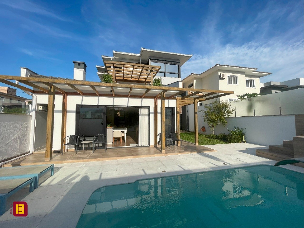 Casa com 511m², 8 quartos (sendo 3 suítes), 2 garagens, no bairro Pedra Branca em Palhoça