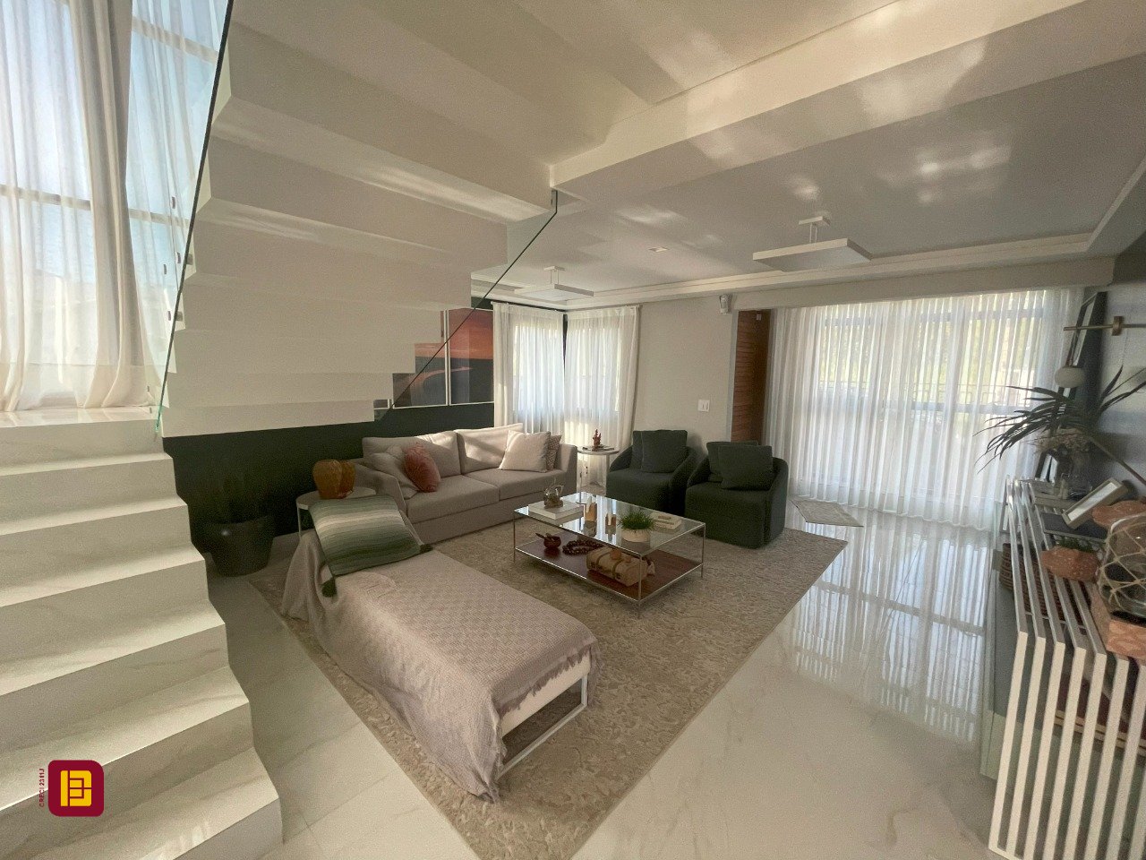 Casa com 511m², 8 quartos (sendo 3 suítes), 2 garagens, no bairro Pedra Branca em Palhoça