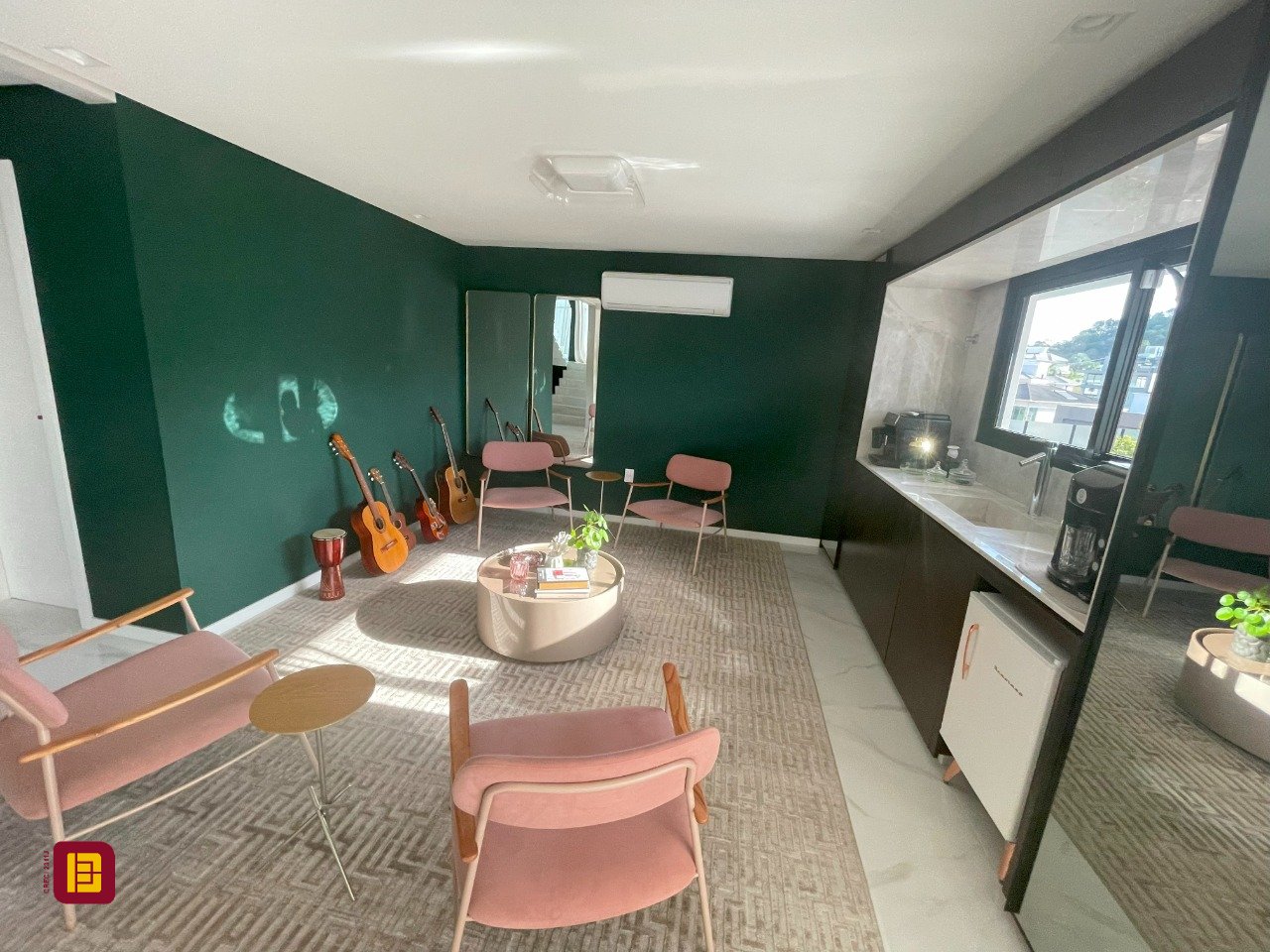 Casa com 511m², 8 quartos (sendo 3 suítes), 2 garagens, no bairro Pedra Branca em Palhoça