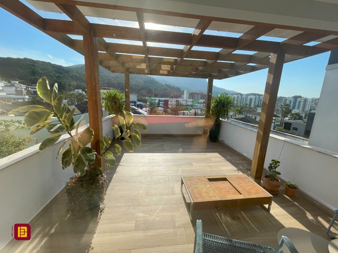 Casa com 511m², 8 quartos (sendo 3 suítes), 2 garagens, no bairro Pedra Branca em Palhoça