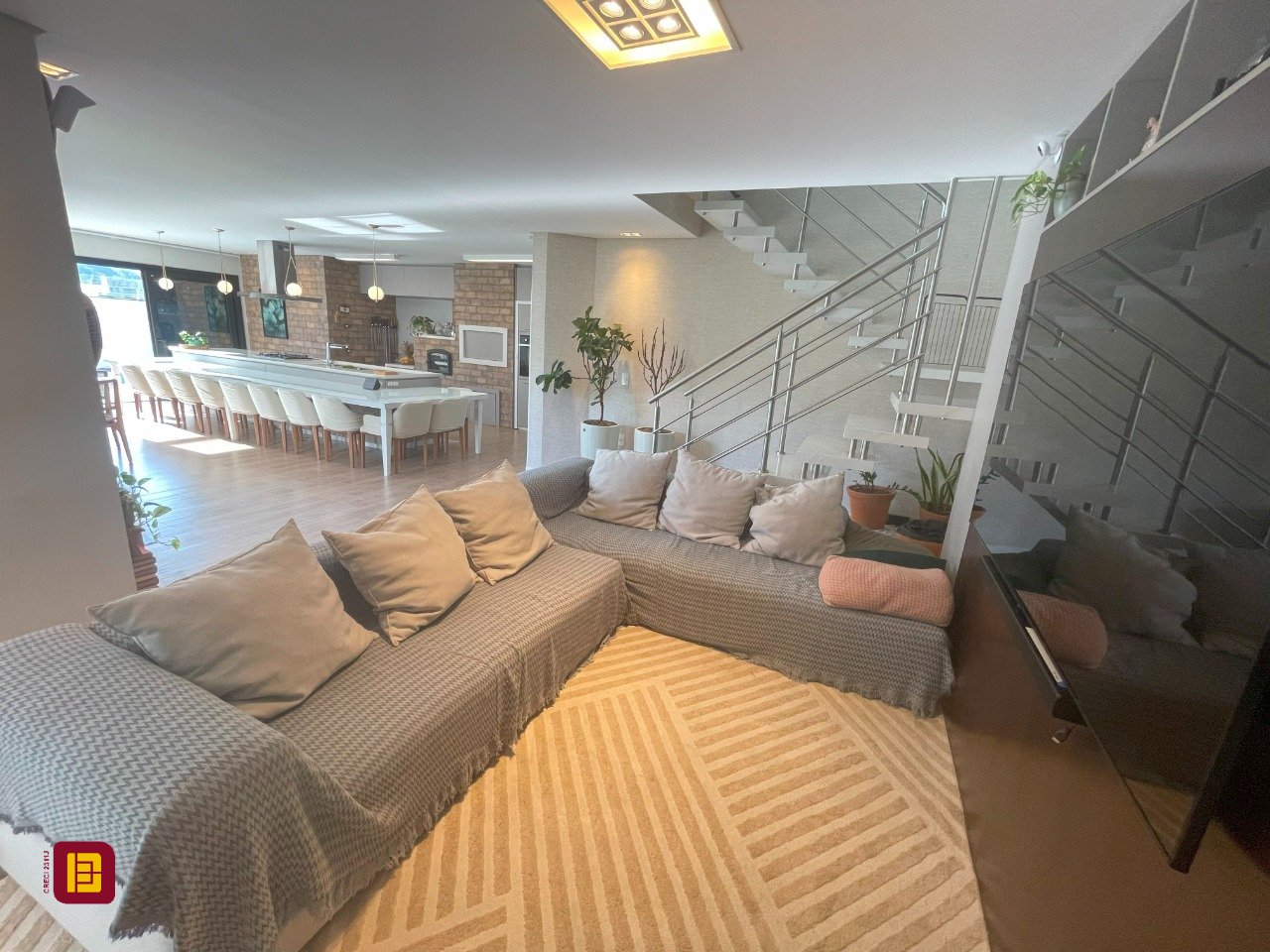 Casa com 511m², 8 quartos (sendo 3 suítes), 2 garagens, no bairro Pedra Branca em Palhoça