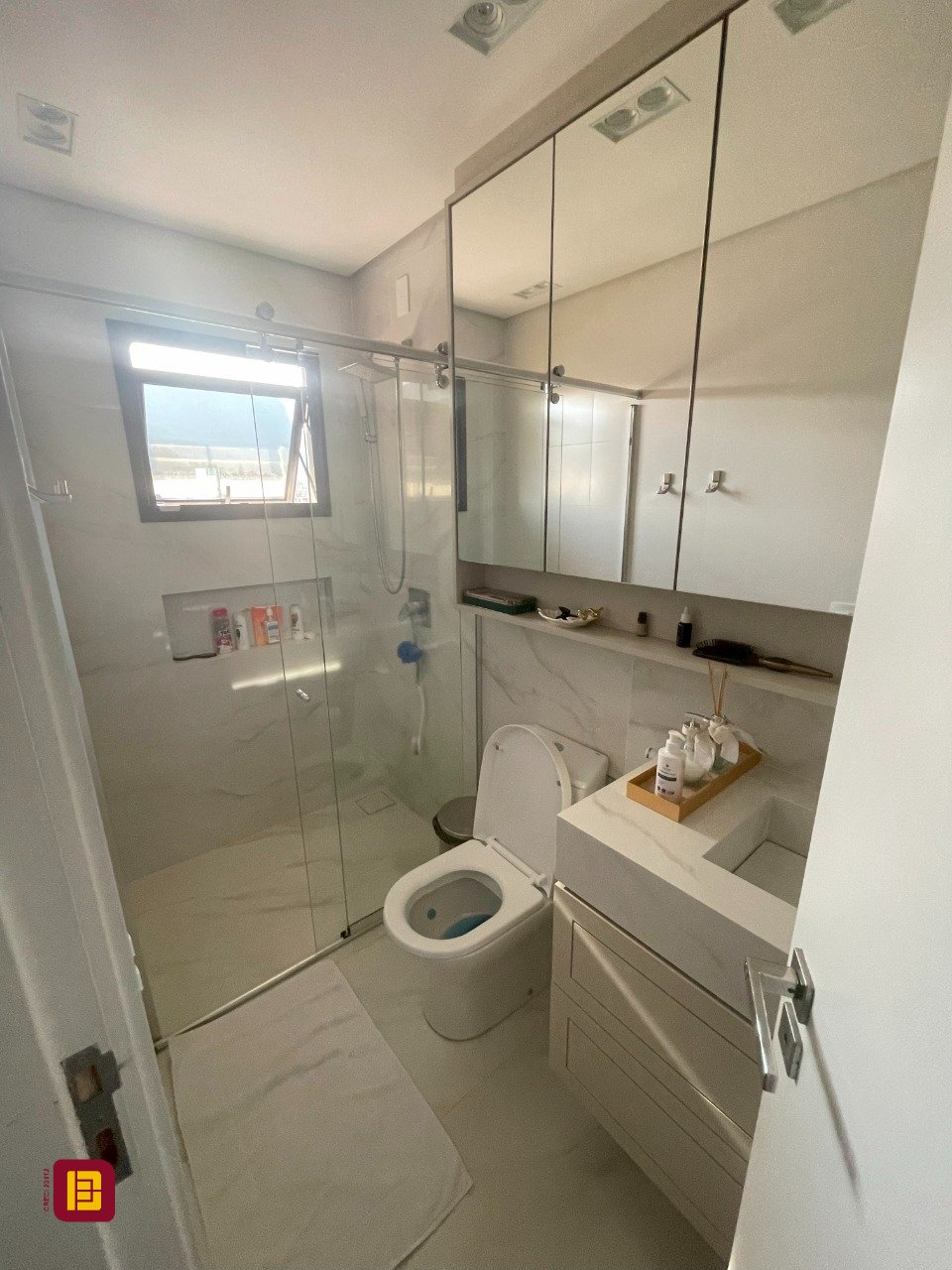 Casa com 511m², 8 quartos (sendo 3 suítes), 2 garagens, no bairro Pedra Branca em Palhoça