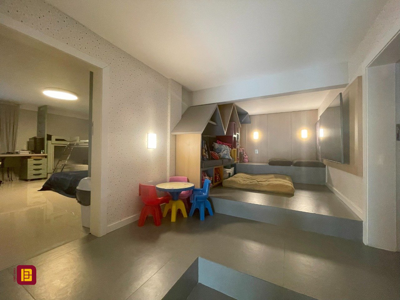 Casa com 511m², 8 quartos (sendo 3 suítes), 2 garagens, no bairro Pedra Branca em Palhoça