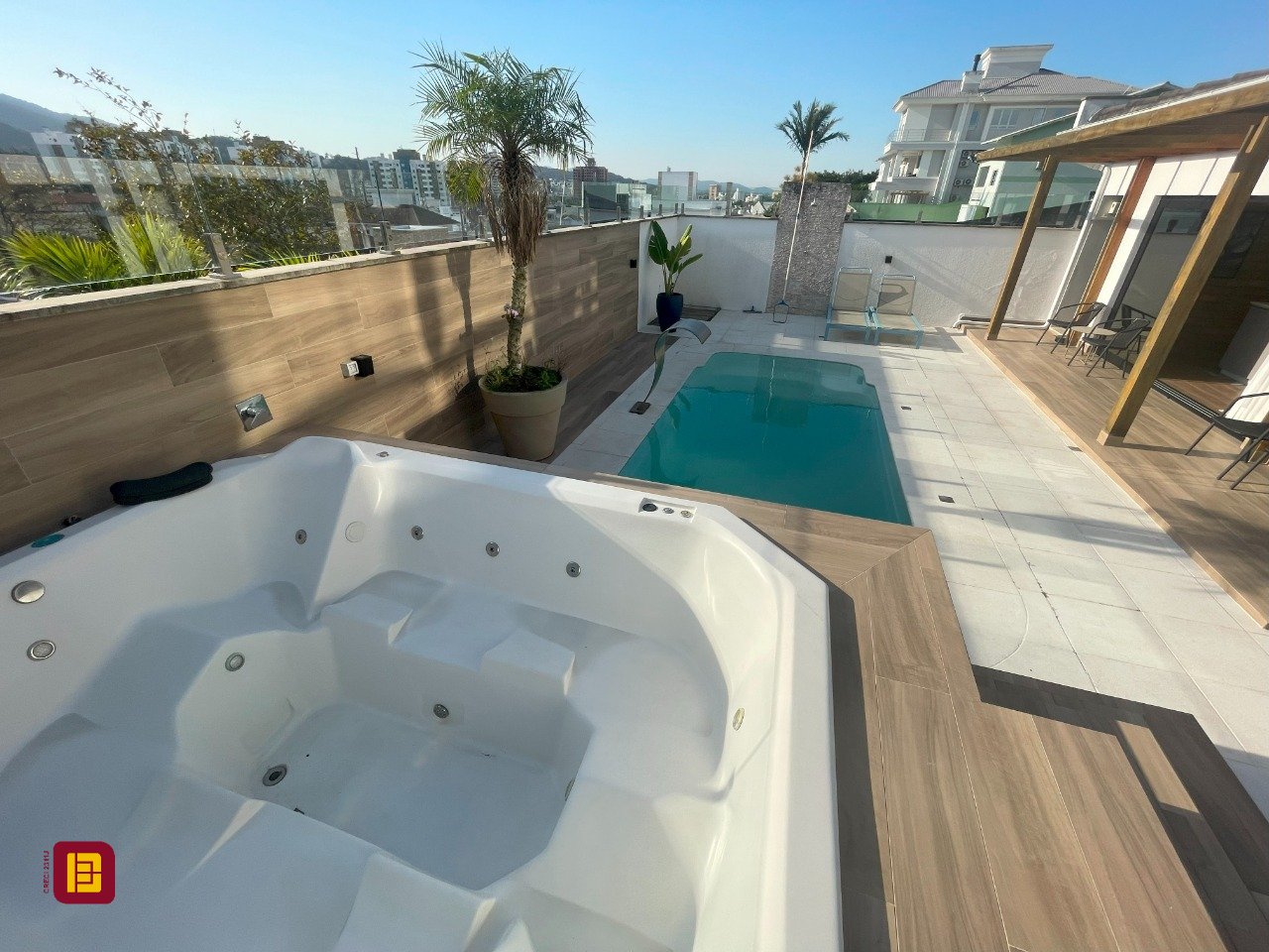 Casa com 511m², 5 quartos (sendo 3 suítes), 2 garagens, no bairro Pedra Branca em Palhoça