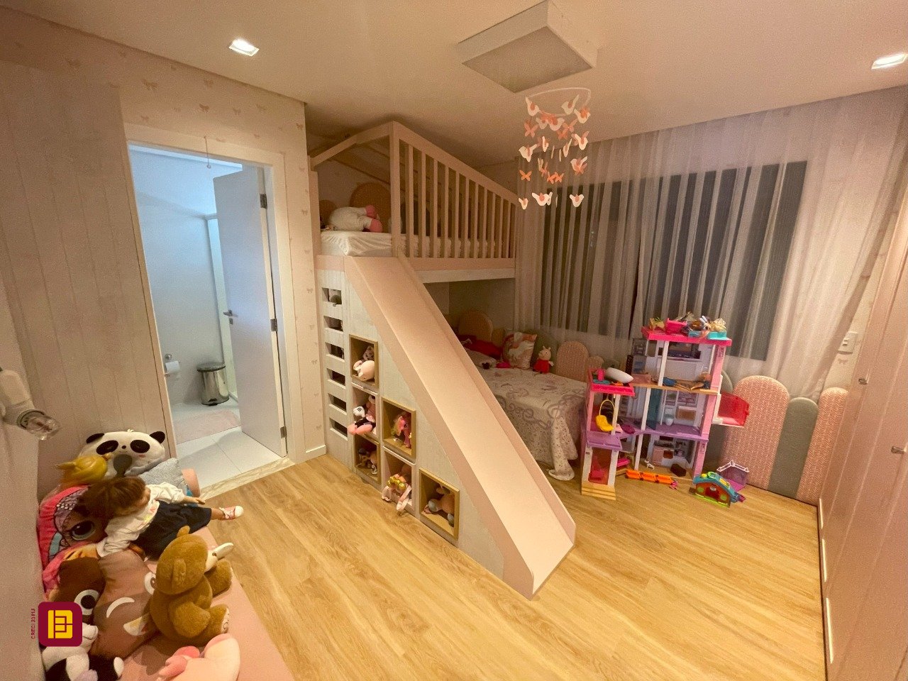 Casa com 511m², 5 quartos (sendo 3 suítes), 2 garagens, no bairro Pedra Branca em Palhoça