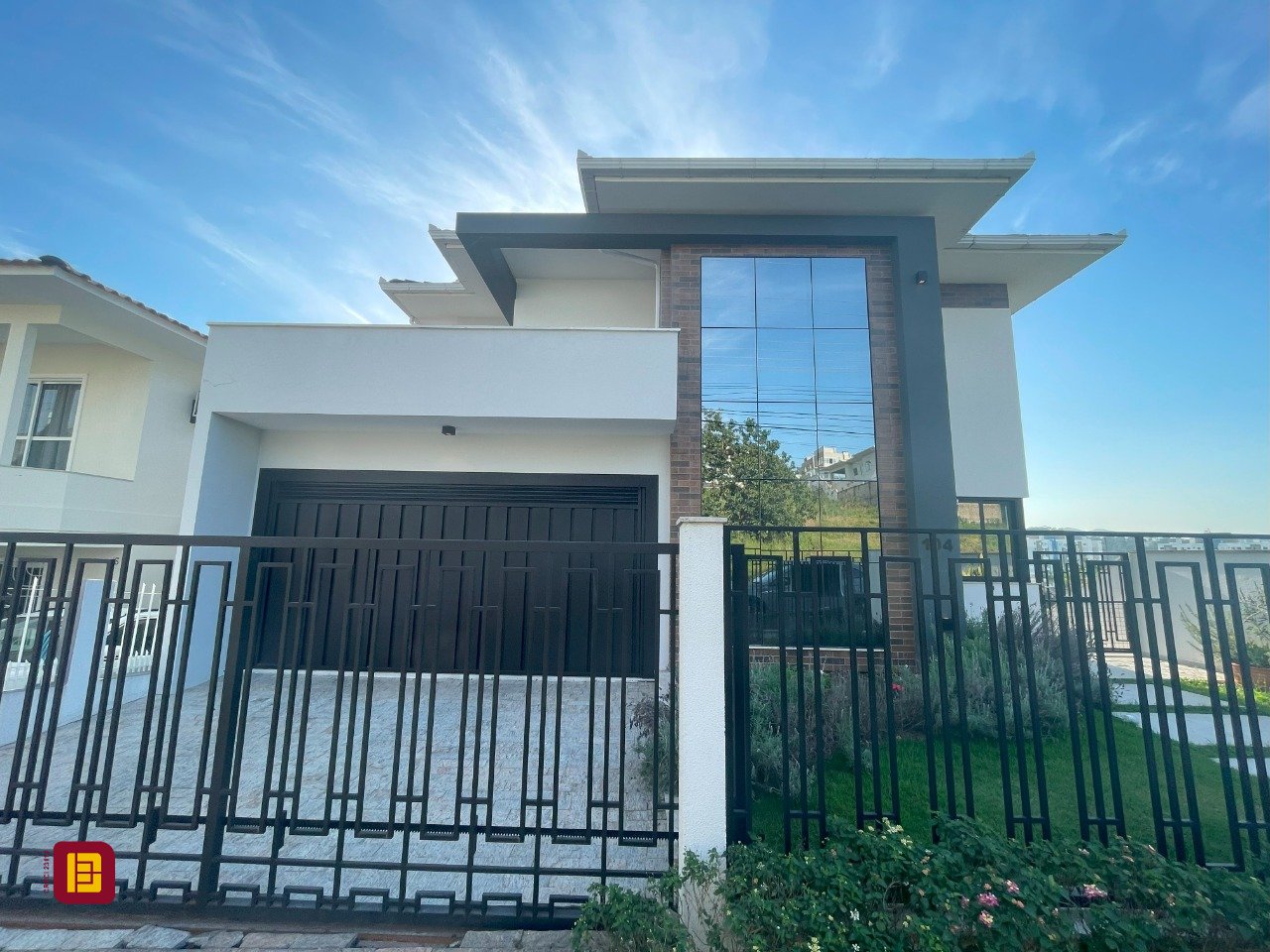 Casa com 511m², 8 quartos (sendo 3 suítes), 2 garagens, no bairro Pedra Branca em Palhoça
