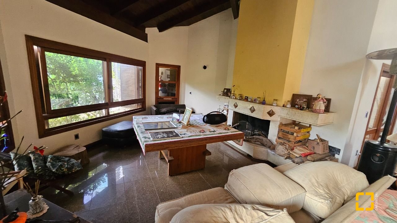 Casa com 430m², 12 quartos (sendo 5 suítes), 2 garagens, no bairro Jurerê em Florianópolis