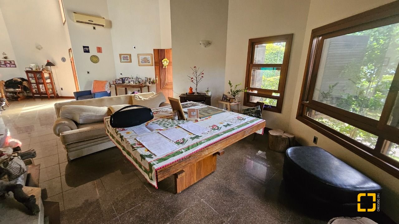 Casa com 430m², 12 quartos (sendo 5 suítes), 2 garagens, no bairro Jurerê em Florianópolis