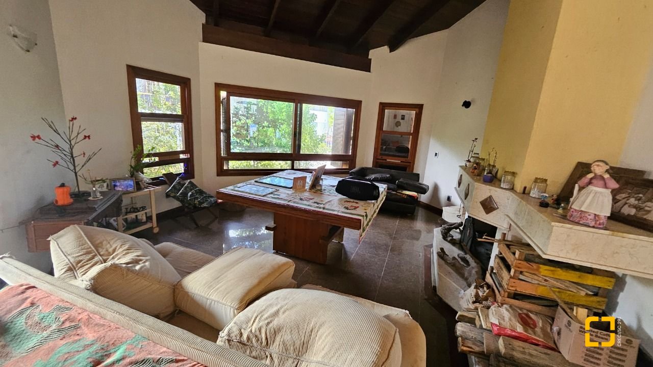 Casa com 430m², 12 quartos (sendo 5 suítes), 2 garagens, no bairro Jurerê em Florianópolis