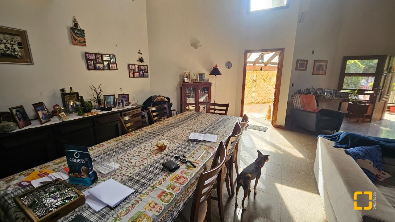 Casa com 430m², 12 quartos (sendo 5 suítes), 2 garagens, no bairro Jurerê em Florianópolis