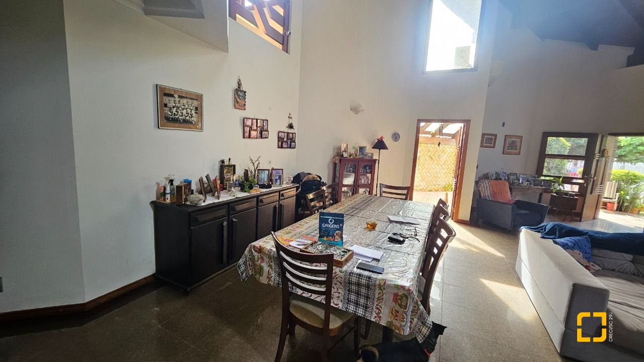 Casa com 430m², 12 quartos (sendo 5 suítes), 2 garagens, no bairro Jurerê em Florianópolis