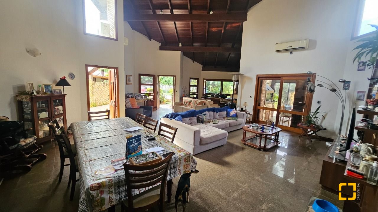 Casa com 430m², 12 quartos (sendo 5 suítes), 2 garagens, no bairro Jurerê em Florianópolis