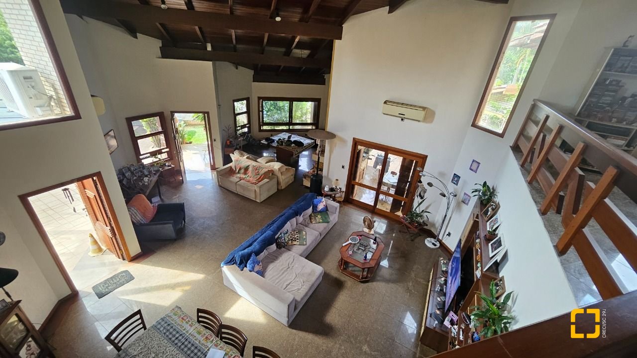 Casa com 430m², 12 quartos (sendo 5 suítes), 2 garagens, no bairro Jurerê em Florianópolis