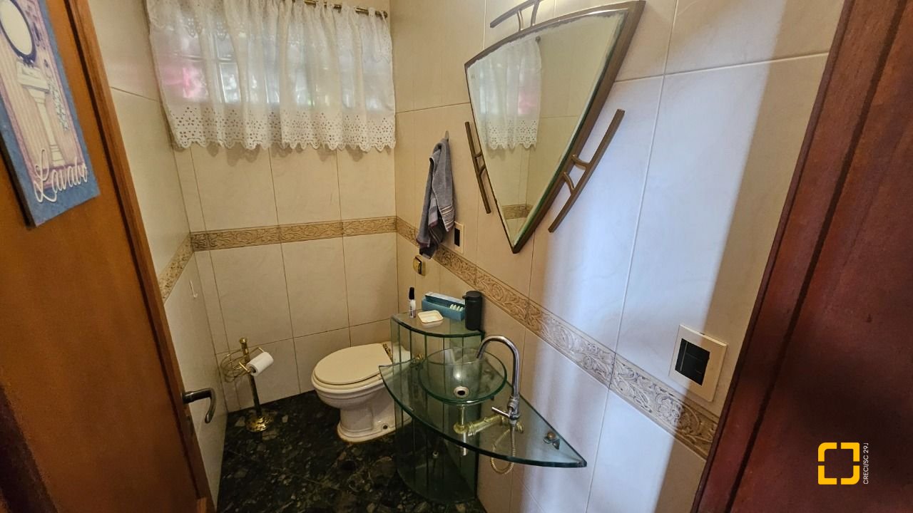 Casa com 430m², 12 quartos (sendo 5 suítes), 2 garagens, no bairro Jurerê em Florianópolis