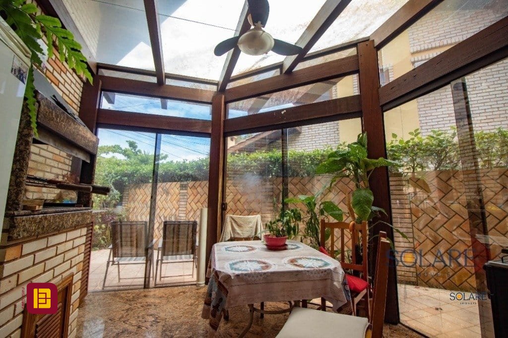 Casa com 430m², 12 quartos (sendo 5 suítes), 2 garagens, no bairro Jurerê em Florianópolis