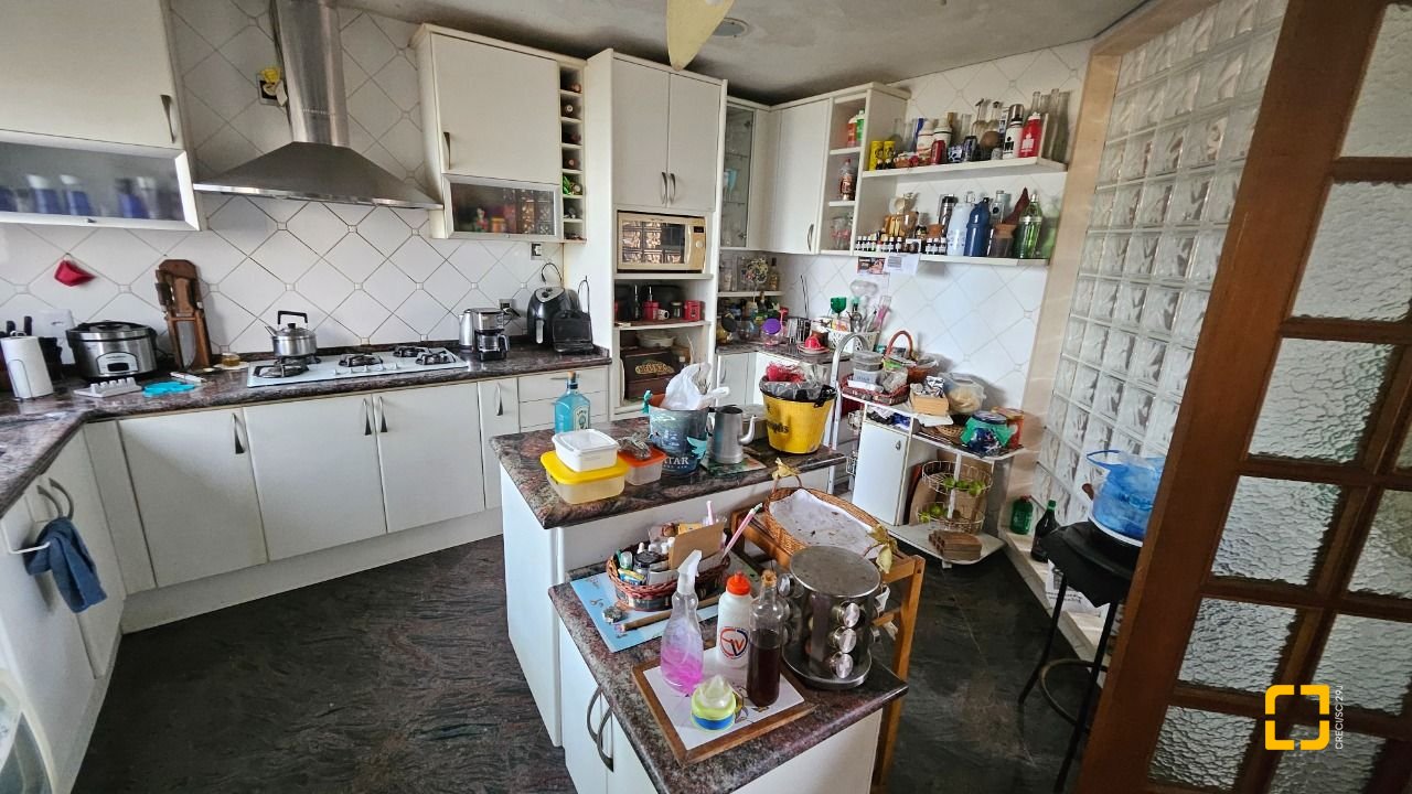Casa com 430m², 12 quartos (sendo 5 suítes), 2 garagens, no bairro Jurerê em Florianópolis
