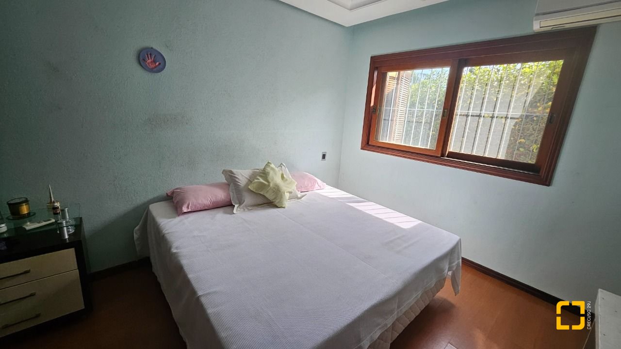 Casa com 430m², 12 quartos (sendo 5 suítes), 2 garagens, no bairro Jurerê em Florianópolis