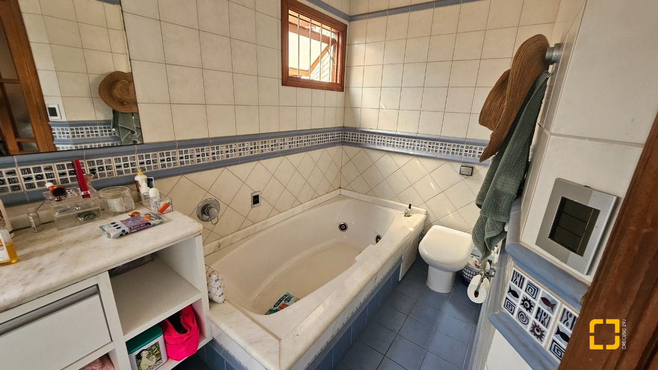 Casa com 430m², 12 quartos (sendo 5 suítes), 2 garagens, no bairro Jurerê em Florianópolis