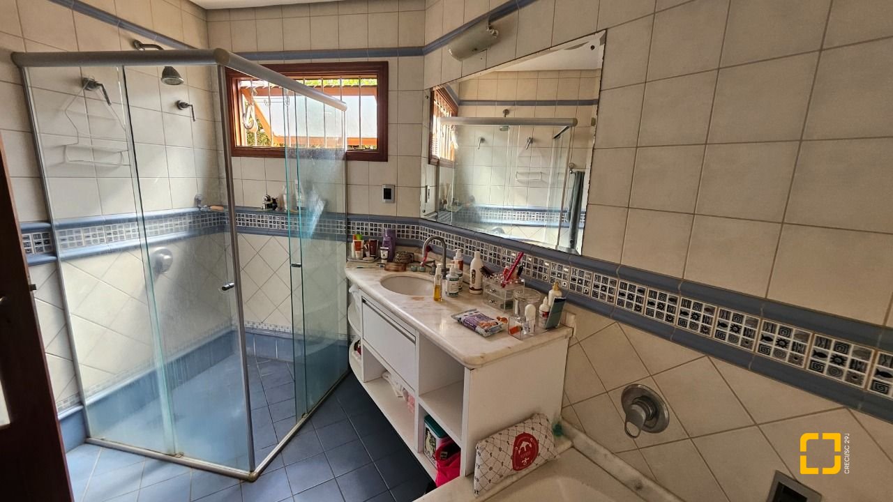 Casa com 430m², 12 quartos (sendo 5 suítes), 2 garagens, no bairro Jurerê em Florianópolis