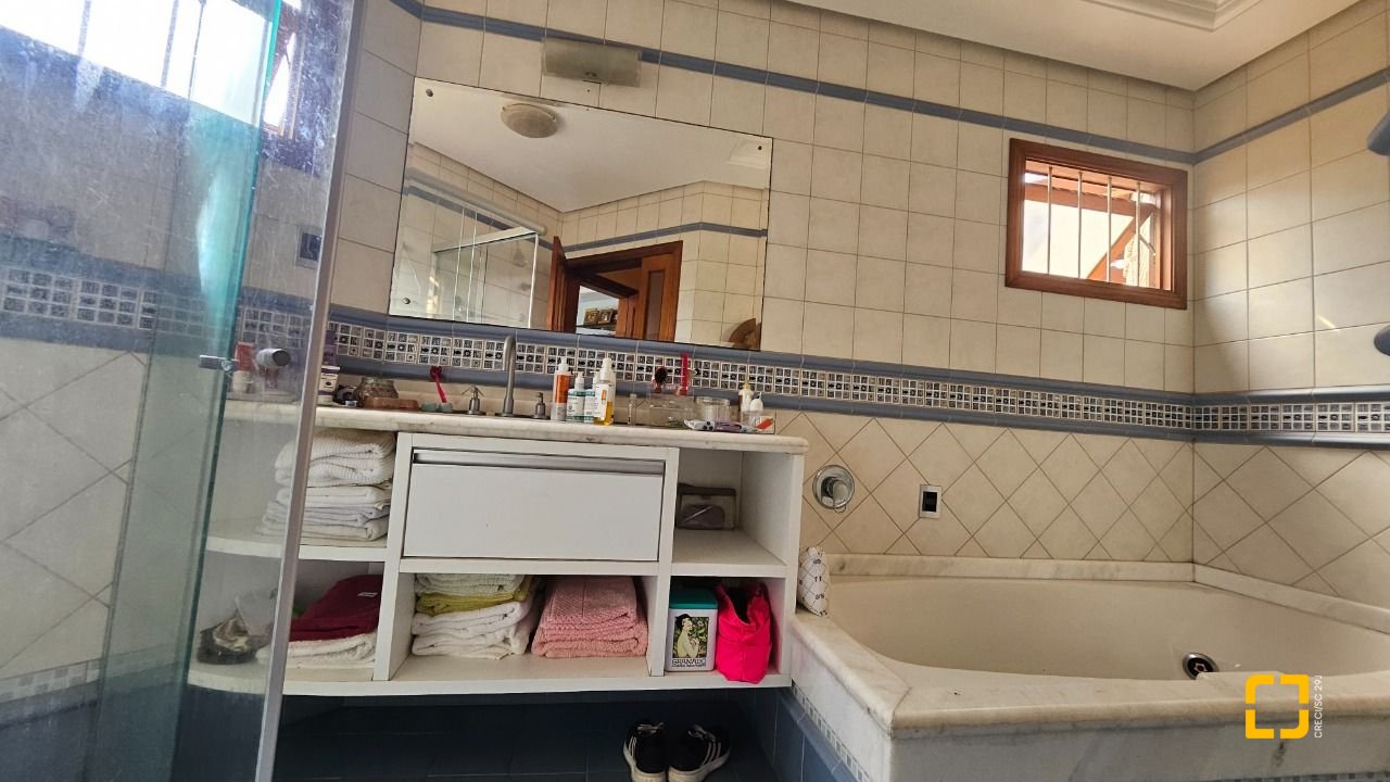 Casa com 430m², 12 quartos (sendo 5 suítes), 2 garagens, no bairro Jurerê em Florianópolis
